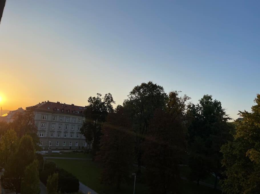 Studio With A View On City Center Park Марибор Екстериор снимка